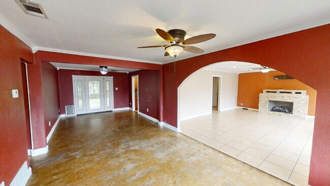 Building Photo - Welcome home to this adorable 3-bedroom, 2-bathroom house designed with comfort and style in mind!