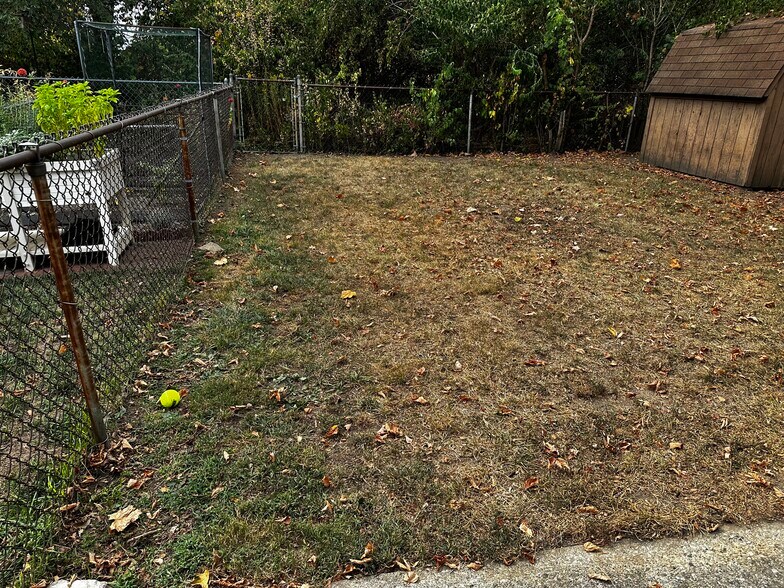 Fenced back yard - 2533 Valley View Ct