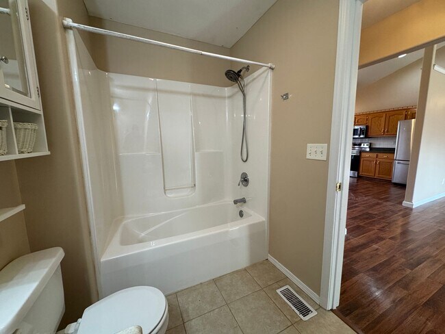 Building Photo - Freshly Painted Beautiful 3 Bedroom, 2 Bat...