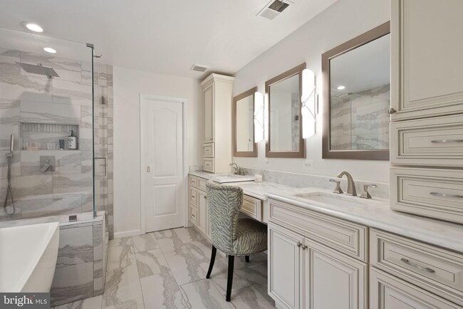 Building Photo - 10303 Bear Creek Dr