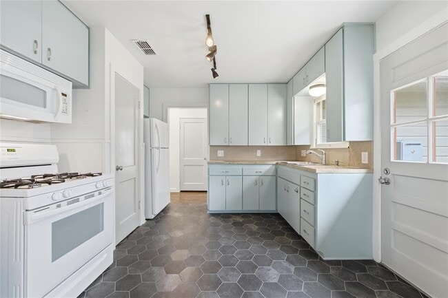 Building Photo - 1003 Cogbill St