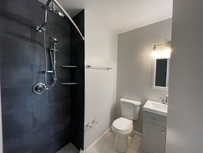 Building Photo - 810 Loxford Terrace