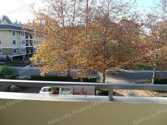 Building Photo - Gorgeous 2 Bedroom Condo with Secured Parking in Unbeatable Bellevue Location!!