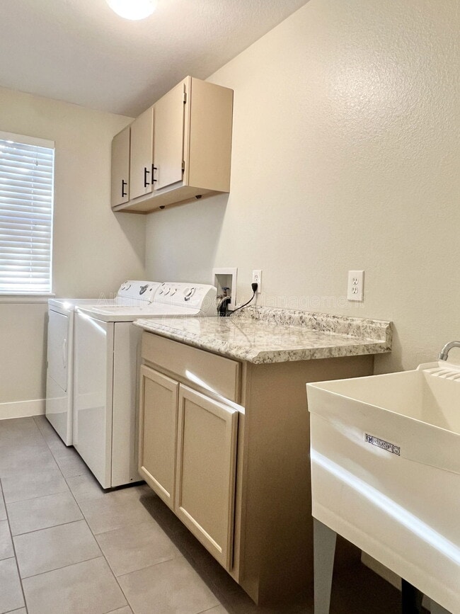 Building Photo - 7365 Cotton Dr