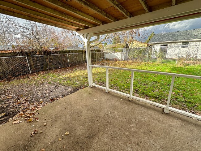 Building Photo - Single Level Salem Home with Fenced Backya...