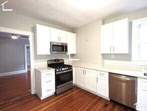 Building Photo - No Brokers Fee, Washington Sq. Area, Heat, Hot Water Included, Lage Bedrooms, Eat-in Kitchen, Lau...