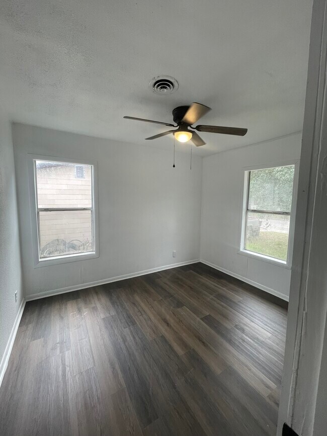 Building Photo - 602 S Wanda Dr