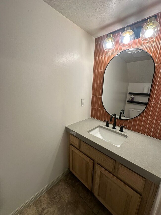 Building Photo - $1,000 Amazon Gift Card Upon Move-In | Spacious 3 Bed / 2.5 Bath Home in South Weber