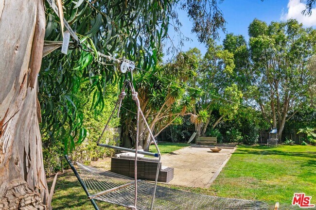 Building Photo - 7038 Dume Dr