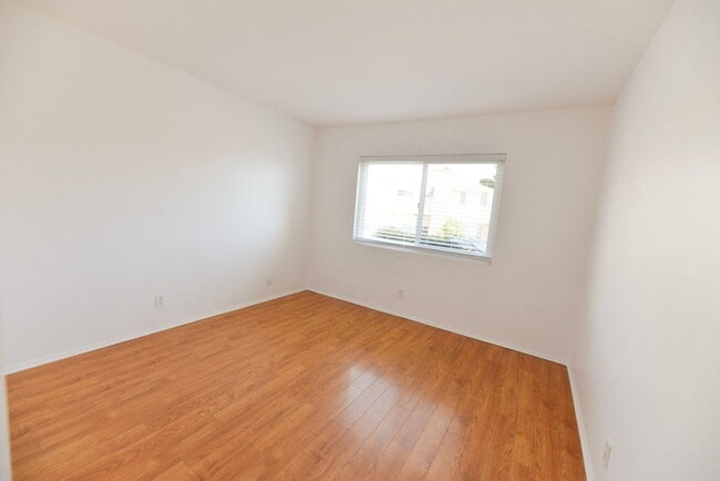 Building Photo - 1202 Buena Vista
