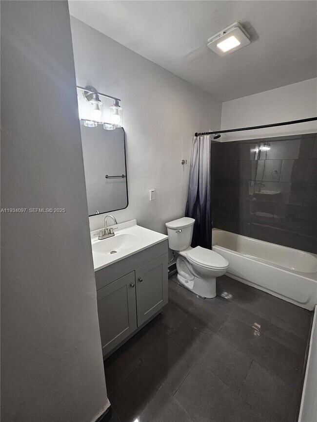 Building Photo - 5615 NW 27th Ct