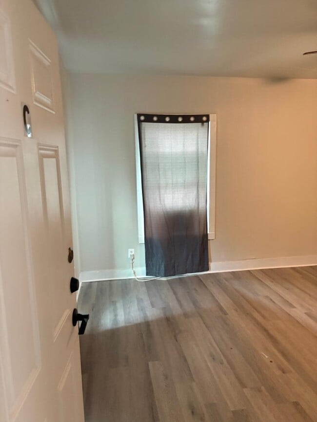 Building Photo - 406 S Fredonia St