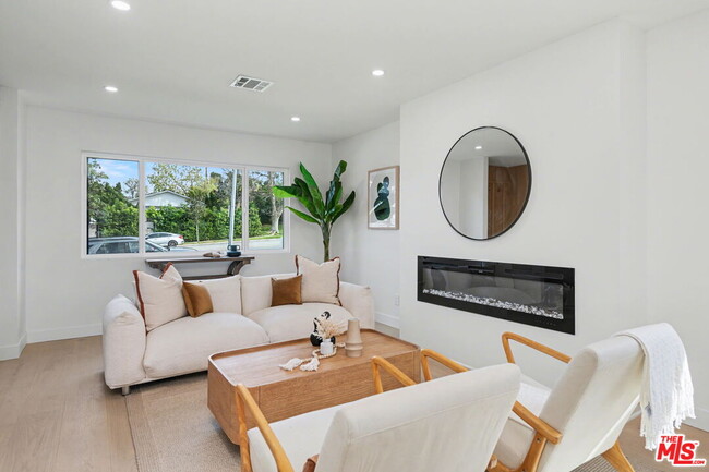 Building Photo - 2831 Overland Ave