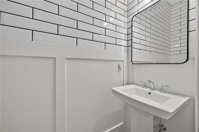 Building Photo - 124 W Wieuca Rd NE