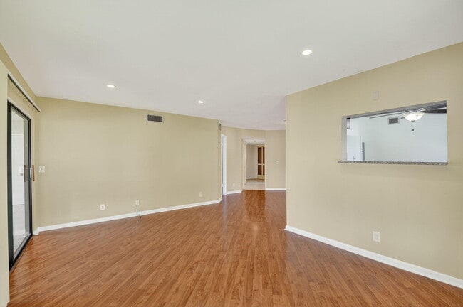 Building Photo - 5040 Rose Hill Dr