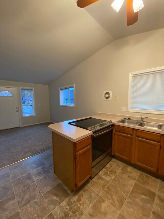 Building Photo - 5998a