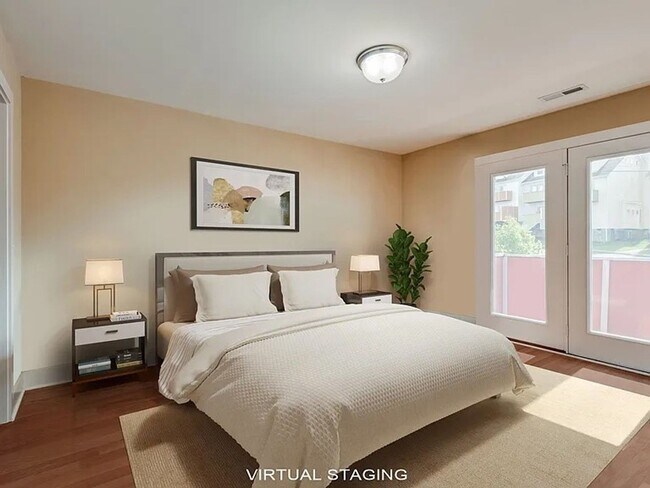Building Photo - 3 Bed 2.5 Bath Luxury Townhome