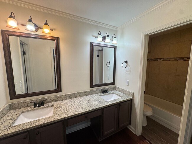 Building Photo - Beautiful home with over 2k square feet!
