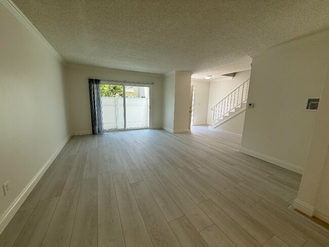 Building Photo - 5480 Aurora Dr