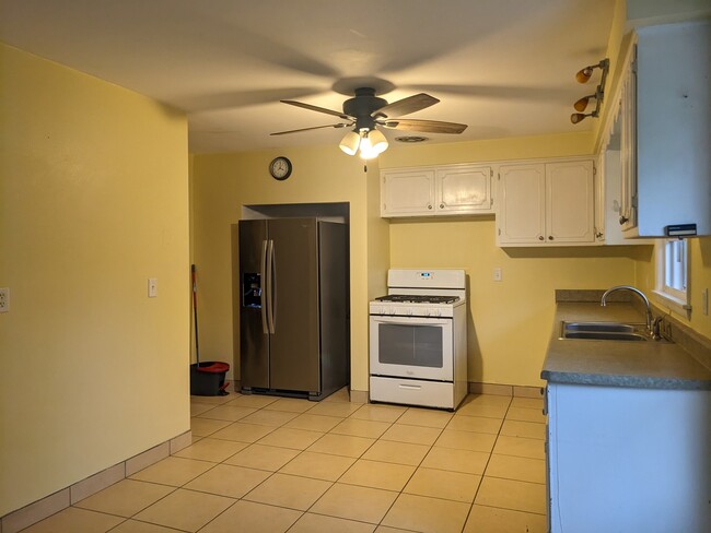 Building Photo - 1211 Stratford Ave