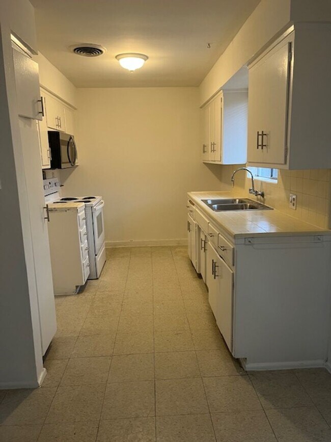 Building Photo - HT-406-410