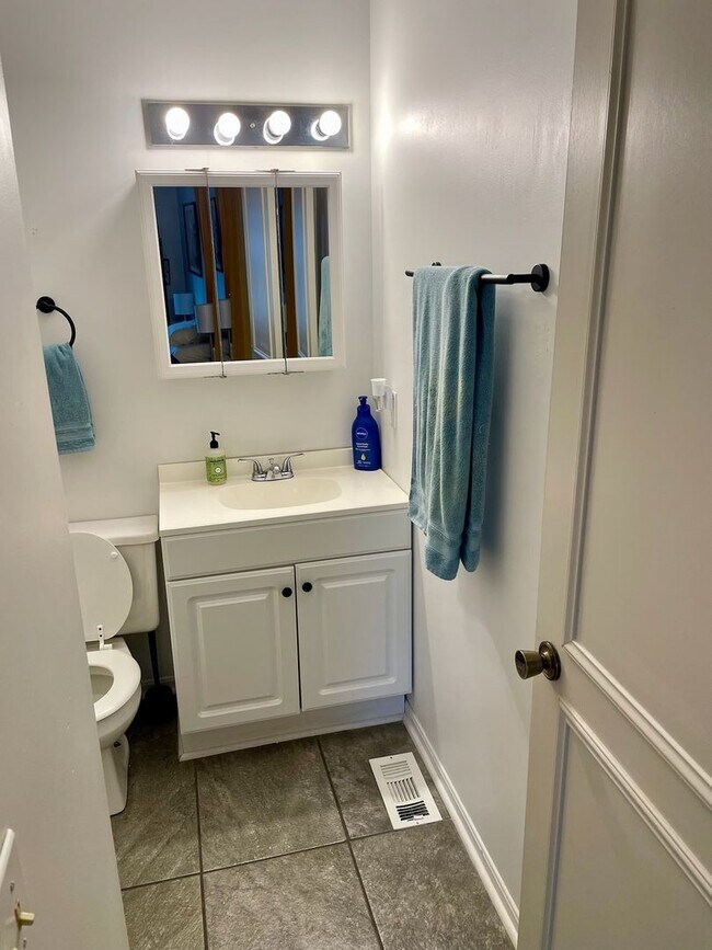 Building Photo - 5997 Vereker Dr