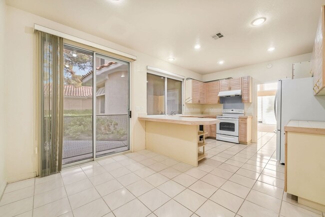 Building Photo - Charming Guard-Gated Southwest Las Vegas Townhome with Fireplace & Golf Course Views!