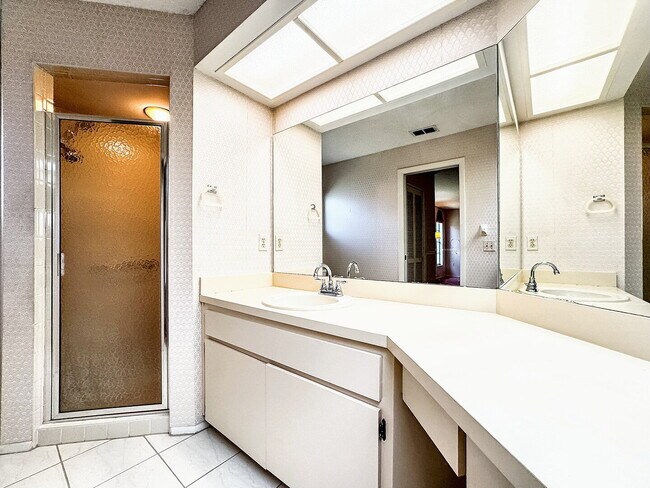 Building Photo - "Charming 2-Bedroom Oasis with 2 Full Bath...