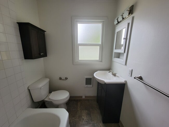 Building Photo - Spacious 2BR Duplex in Central Richland – ...