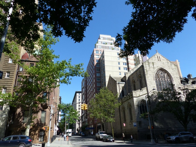 Building Photo - Stunning, Super Sunny Pre-War CORNER 1 BD,...