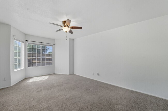 Building Photo - Spacious 3 Bed/2 Bath Home in Lush Crestvi...