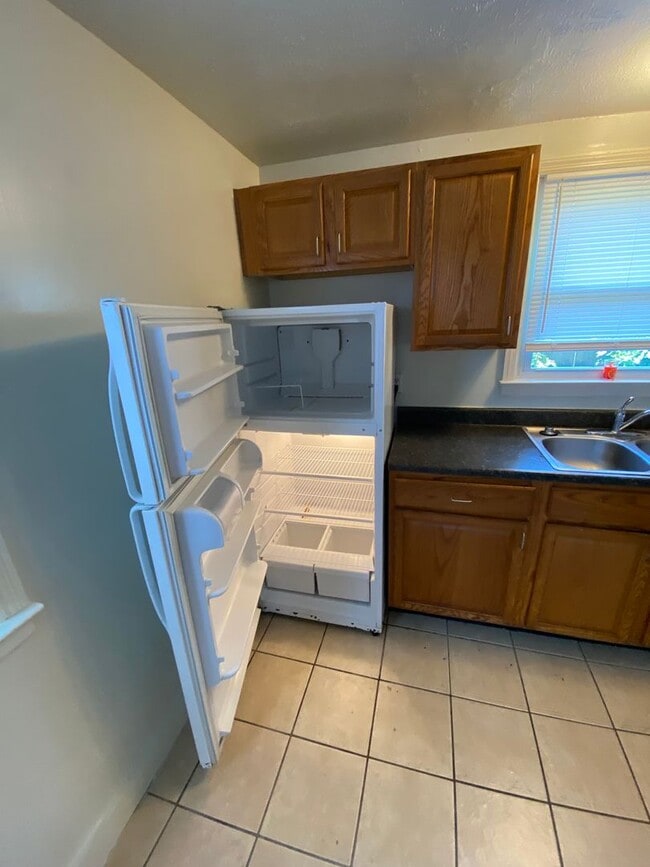 Building Photo - 2 Bedroom House Basement & Garage - Fenced...
