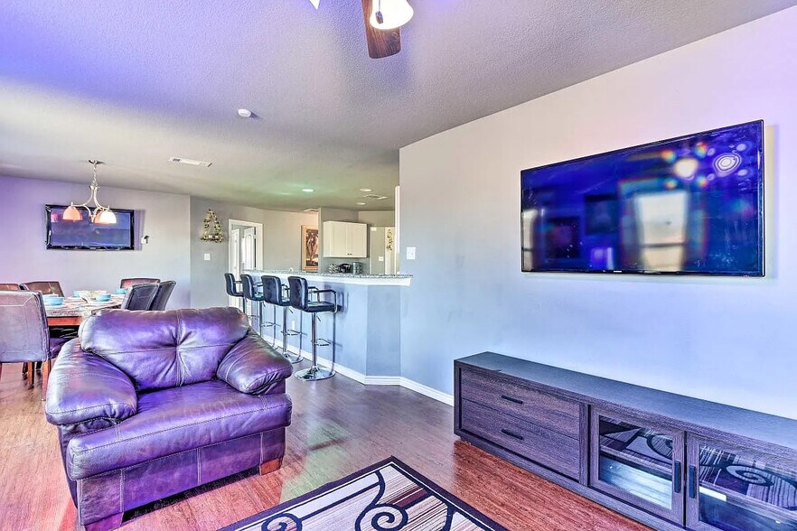 Building Photo - Room in House on Canyon Oaks Dr