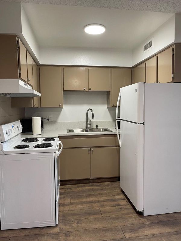 Building Photo - 615 S Royal Crest Cir