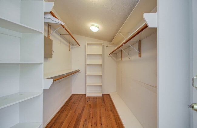 Building Photo - 6855 Bellgreen Dr