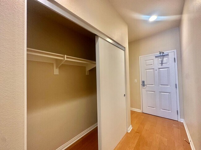 Building Photo - Delightful And Quiet Junior 1 BD Condo In ...