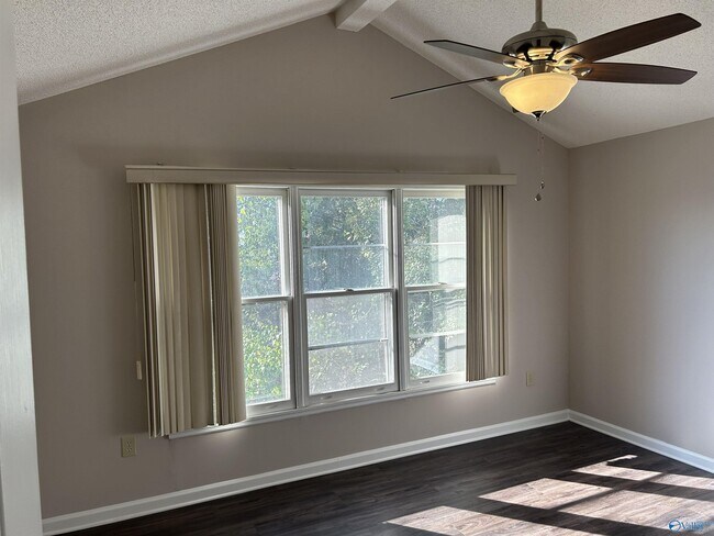 Building Photo - 550 Farmingdale Rd SE