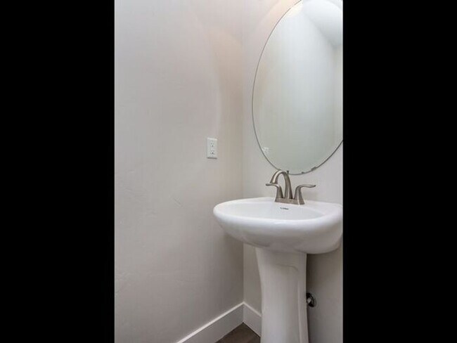 Building Photo - North Salt Lake 3 bed, 2.5 bath, Garage