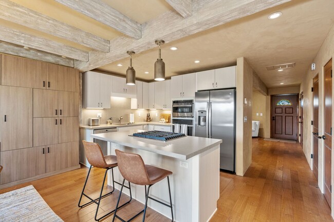 Building Photo - Gorgeous Furnished 2-Bed, 2-Bath Townhouse...