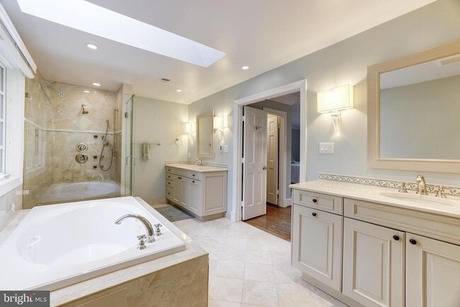 Building Photo - 8001 Greenwich Woods Dr