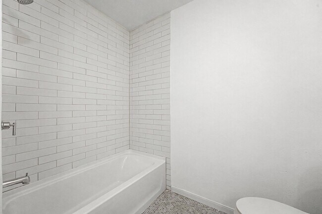 Building Photo - 511 Joyce St