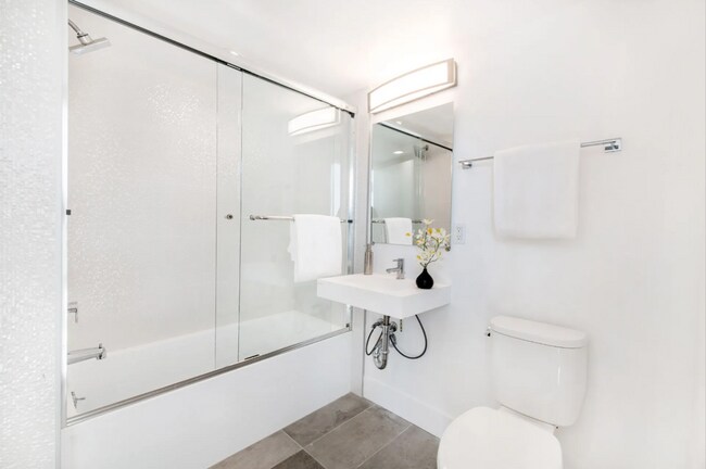 Building Photo - Modern Studio - Available NOW