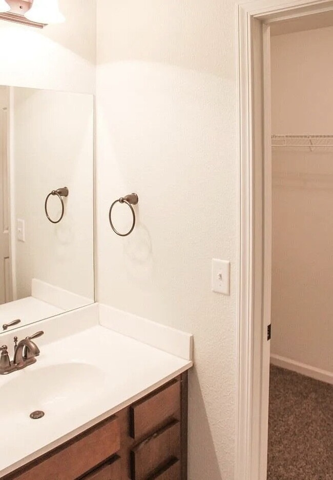 Building Photo - Beautiful 3 Bed | 2.5 Bath Townhome in Pri...