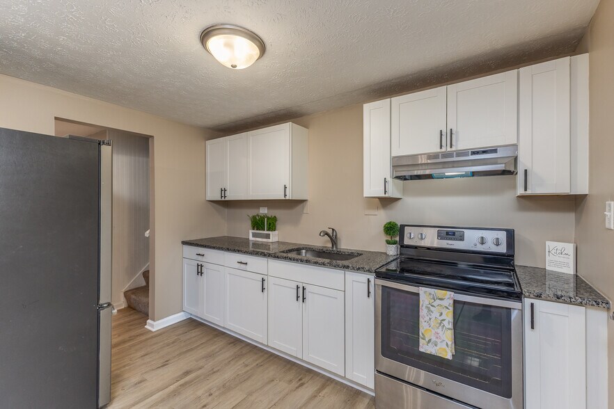 Building Photo - 1885 Lincrest Dr