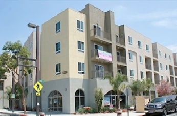 Building Photo - Hollydale Plaza Apartments