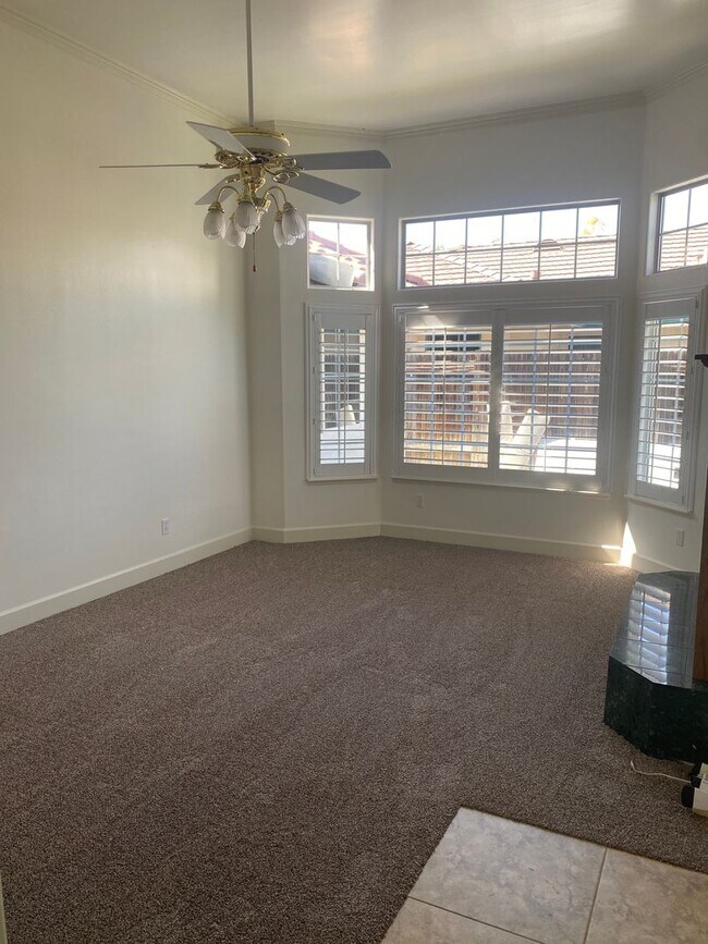 Building Photo - Gorgeous 3 Bedroom 2 Bath Home