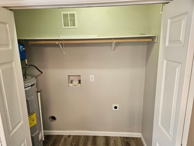 Building Photo - Lovely 2br 2.5ba End Unit Townhome! Availa...
