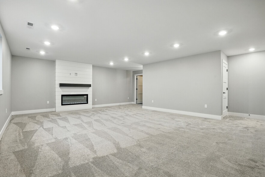 Building Photo - 933 Long Dr