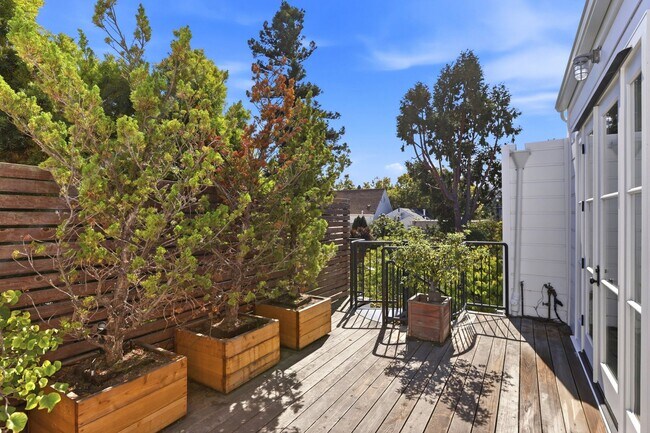 Building Photo - 2570 Folsom St