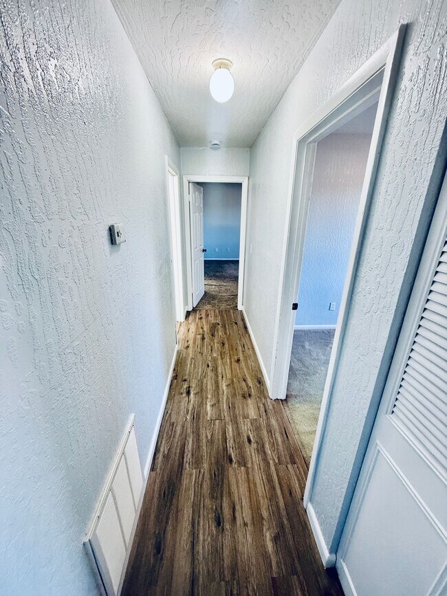 Building Photo - Low-Maintenance 2 Bedroom Condo with Modern Comforts